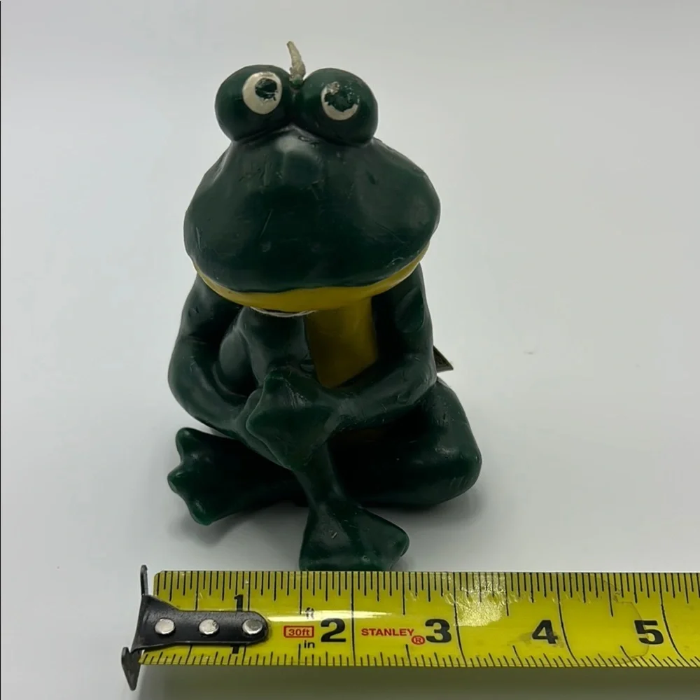 Russ Berrie Leaping Frong Green YellowWax Sculpture Candle Decorative #14078